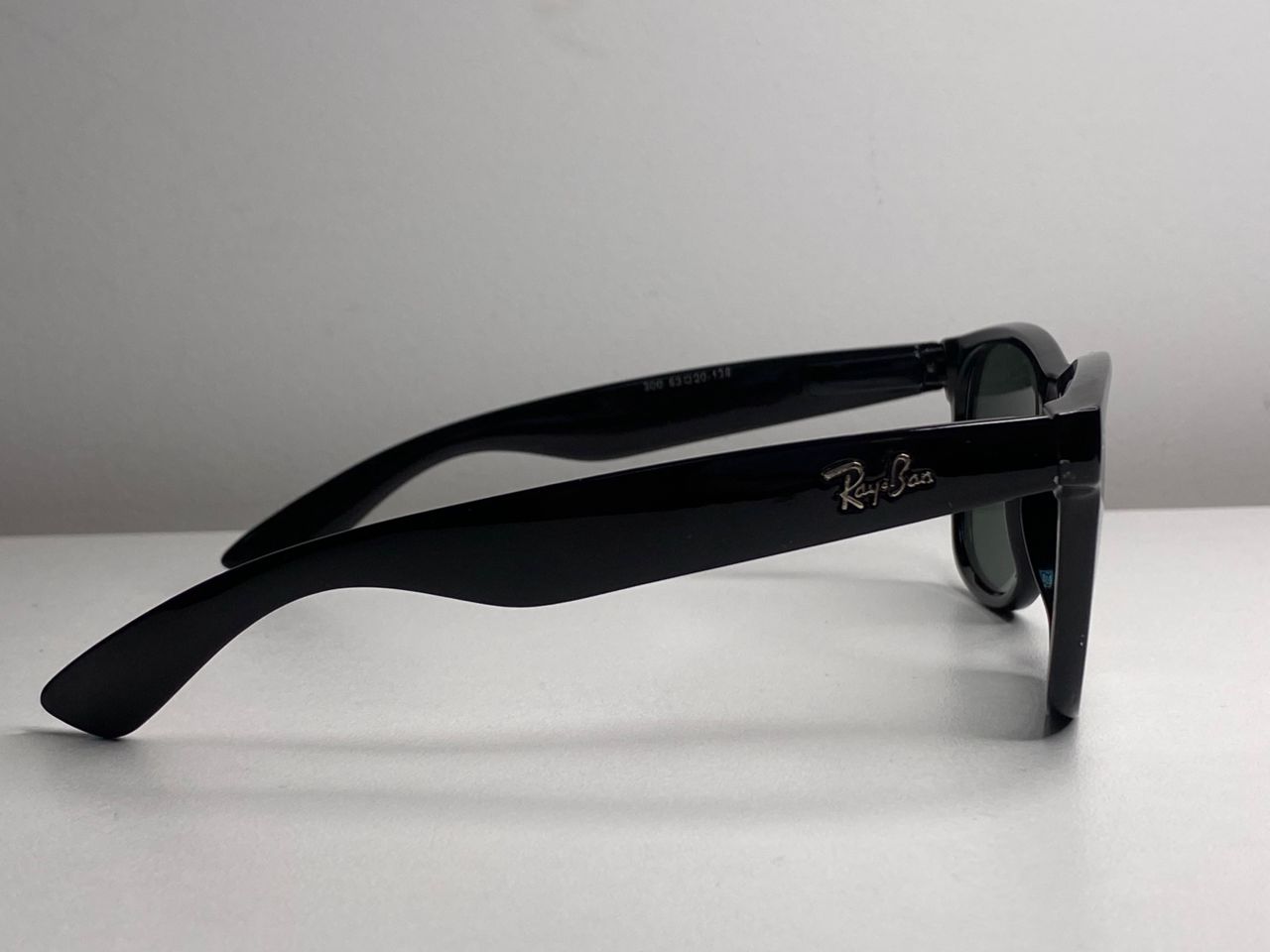 Lunettes de soleil Ray-Ban "Iconic Wayfarer"