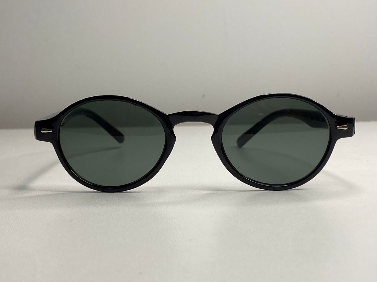 Lunettes de soleil mixtes "Noir Élégance"