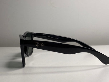 Lunettes de soleil Ray-Ban "Iconic Wayfarer"